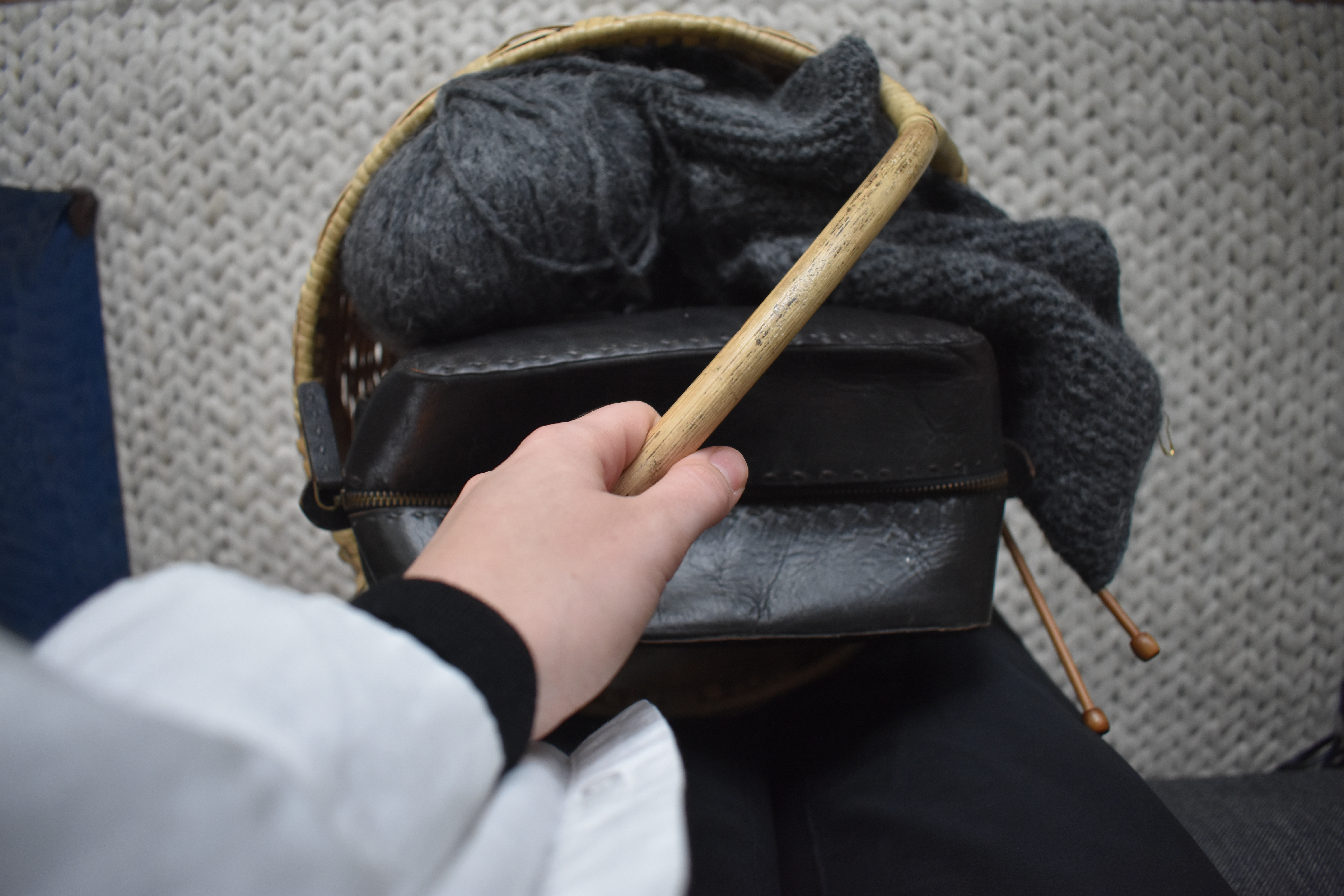 Knitting basket with natural fibre yarns